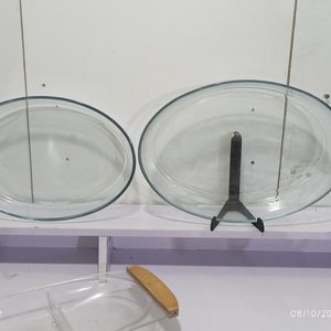 Lote de 5 piezas de bazar: Fuentes de vidrio, jarra, florero y copetinera acrílica - imagen 5