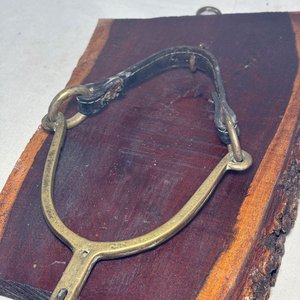 Adornos de Bronce: Espuela y Estribo Antiguos sobre Madera - imagen 7