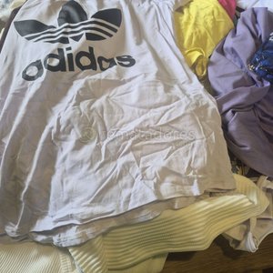 Lote de Ropa Variada: Camiseta Adidas, Camiseta de Fútbol y Prendas con Estampados - imagen 3