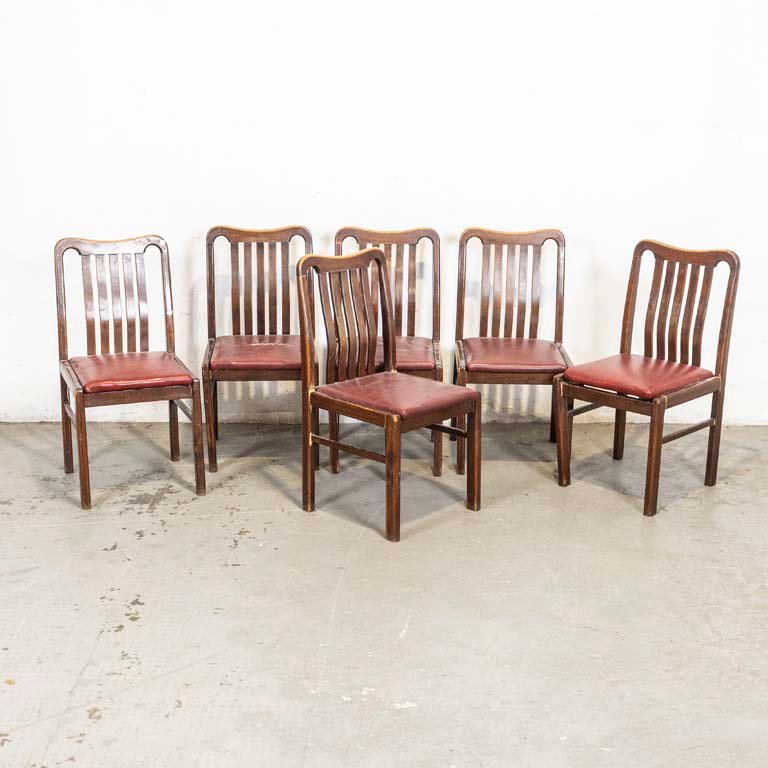 Lote siguiente: Sillas de madera con asientos tapizados en cuerina para restaurar