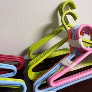 Lote de Perchas Infantiles de Plástico de Colores Variados - imagen 2