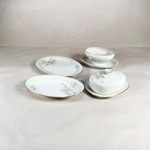 Lote anterior: Conjunto de Porcelana Bavaria Tirschenreuth: Rabanera, Mantequera, Salsera y Bandeja Oval con Flores y Oro