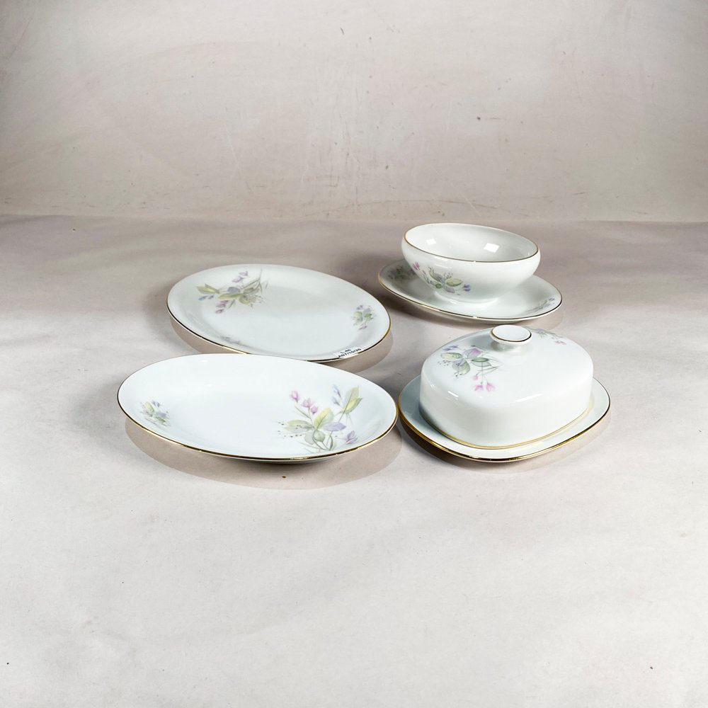 Conjunto de Porcelana Bavaria Tirschenreuth: Rabanera, Mantequera, Salsera y Bandeja Oval con Flores y Oro