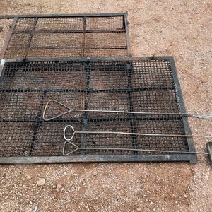 Lote siguiente: Dos Parrillas con Atizadores y Pala Metálicas