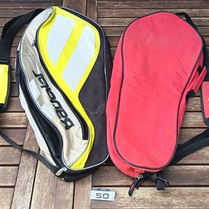 Dos fundas para raquetas de tenis Babolat y Wilson con cierres y correas,  con detalles de uso - imagen 2