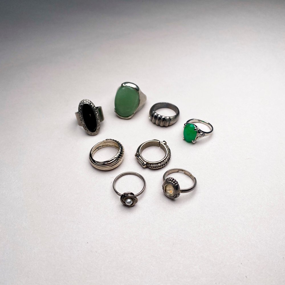 Lote siguiente: Anillos de plata, verde y azul con piedras y diamantes