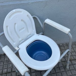 Silla Ortopédica de Baño en Aluminio con Tapa y Cubeta - imagen 4