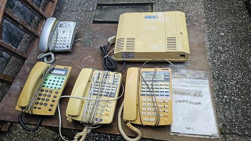 Central Telefónica NEC con 2 Teléfonos Inteligentes y 2 Internos
