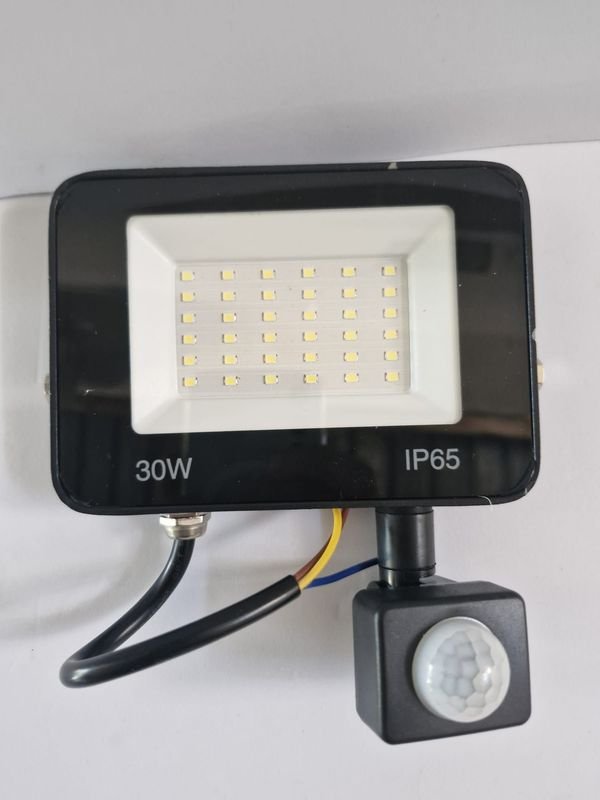 Lote anterior: Iluminación LED con fotocélula 30W