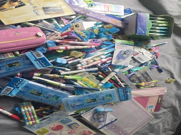 Lote de Material Escolar Variado: Bolígrafos, Marcadores y Accesorios