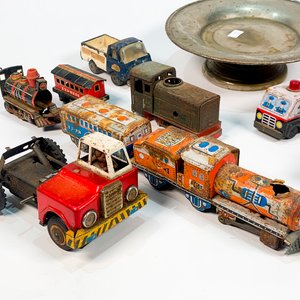 Lote de 14 piezas: Autitos de chapa y madera, trenes, avión y centro de metal - imagen 2