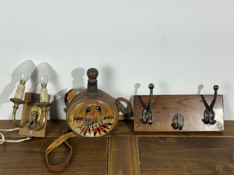 Lote anterior: Lámpara y perchero revestidos en cuero con detalles decorativos
