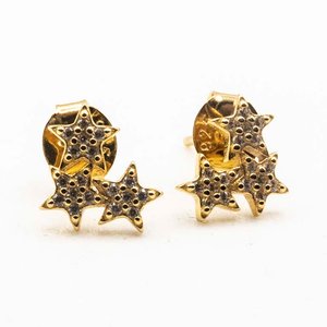 Lote siguiente: Aritos de Plata Bañados en Oro con Diseño de Estrellas y Circones