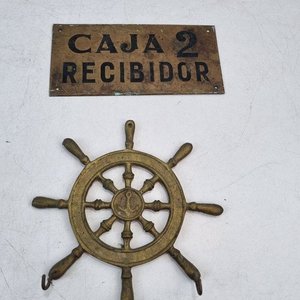 Set Decorativo Bronce Antiguo: Cartel "Caja 2 Recibidor" y Percha Timón Barco - imagen 2
