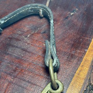 Adornos de Bronce: Espuela y Estribo Antiguos sobre Madera - imagen 8