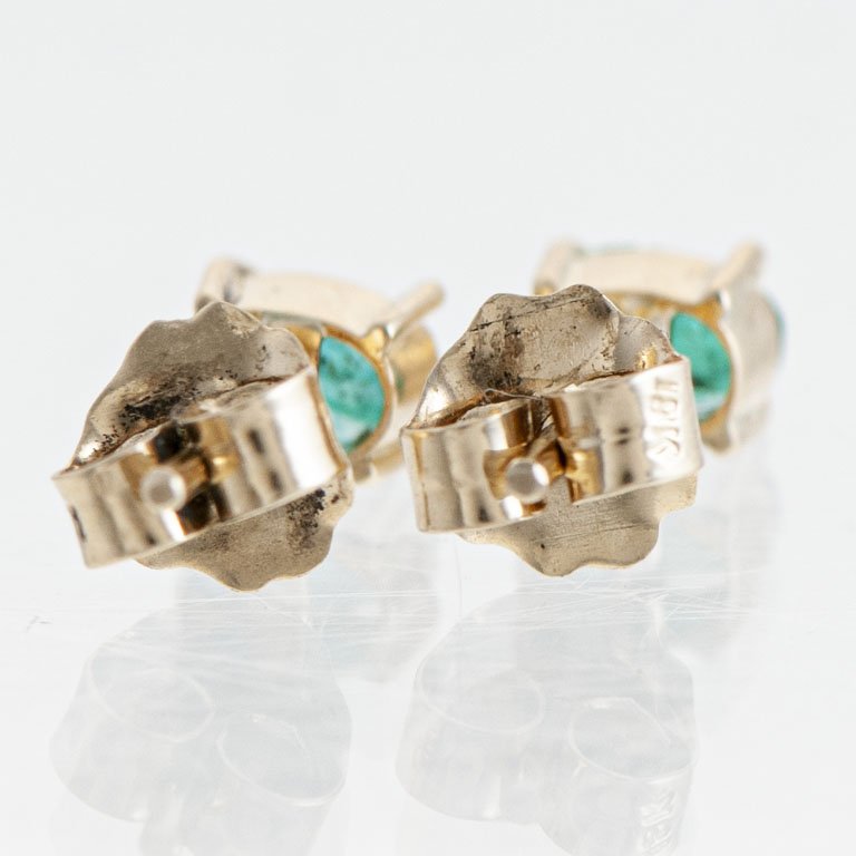Pare de aretes de oro con esmeraldas - imagen 2