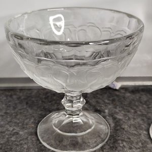 Set de 3 piezas de vidrio labrado grueso: copas y jarrita - imagen 2