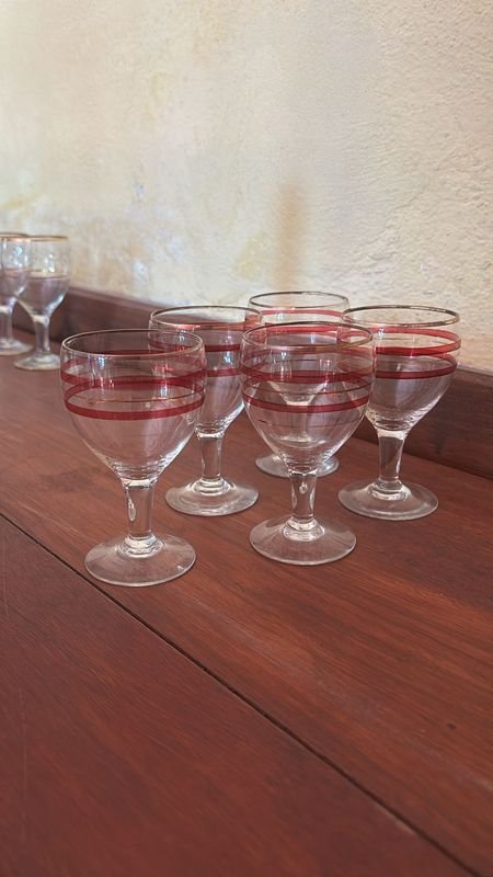 Lote siguiente: Copas de vino con diseños rojos