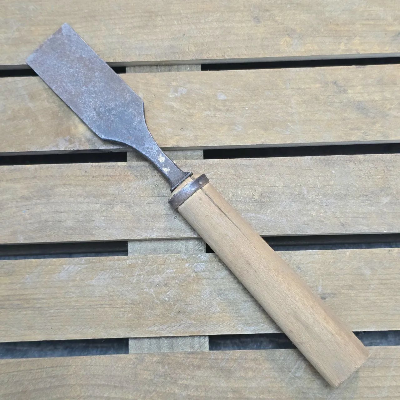 Formón y chisela de metal con mango de madera - imagen 4