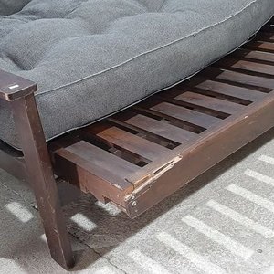 Futón de Madera con Colchón Gris Estilo Sofá Cama - imagen 3