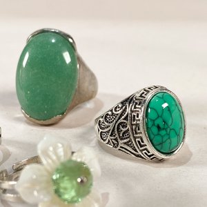 Lote de Cuatro Anillos con Piedras Verdes y Flor - imagen 2