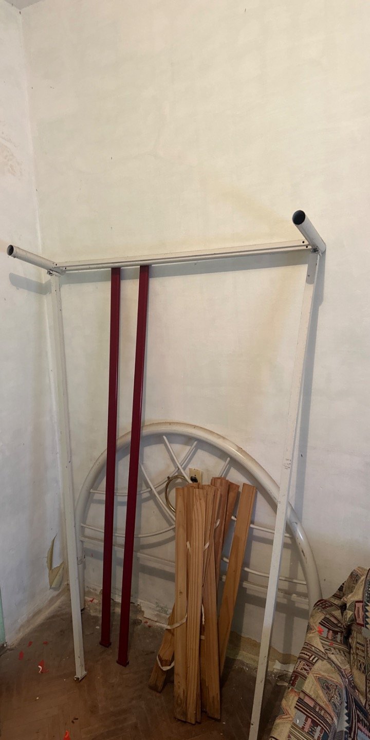 Estructura de Cama Metálica Blanca con Detalles