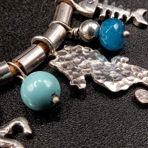Pulsera de Cuero con Dijes de Plata 950 y Piedras Turquesas - imagen 2