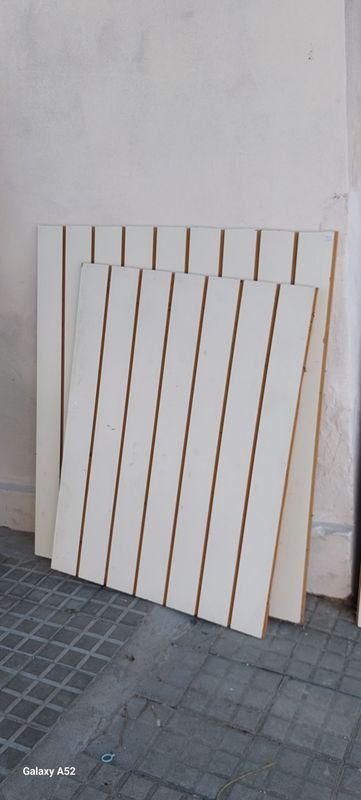 Lote siguiente: Panels de madera con diseño ranurado