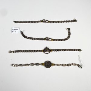 Lote de Cuatro Pulseras Metálicas Labradas con Diseños Variados - imagen 2