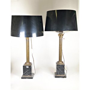 Lote anterior: Par de Lámparas de Pie Clásicas: Bronce y Mármol con Pantallas Negras