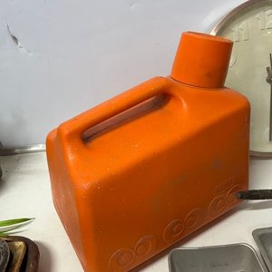 Lote de 9 piezas: 2 relojes de pared, cantimplora naranja, radio y más - imagen 3