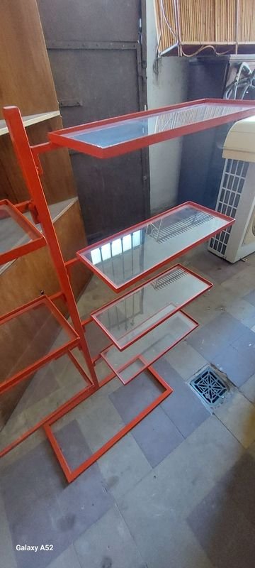 Estantería en metal con estante de vidrios - imagen 4