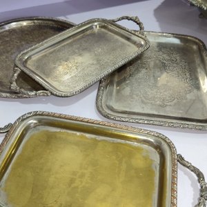 Lote de 11 Fuentes y Bandejas Metálicas con Diseños Trabajados - imagen 3