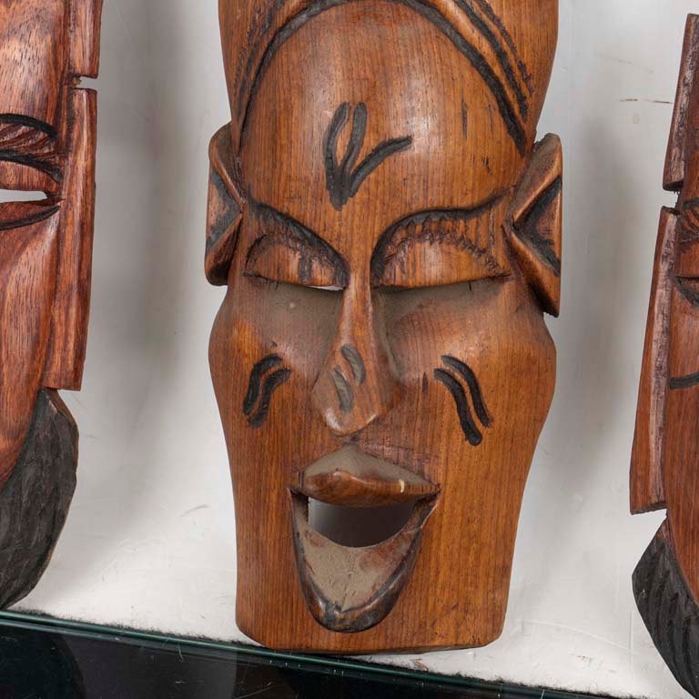 Máscaras de madera talladas con detalles ornamentales - imagen 2