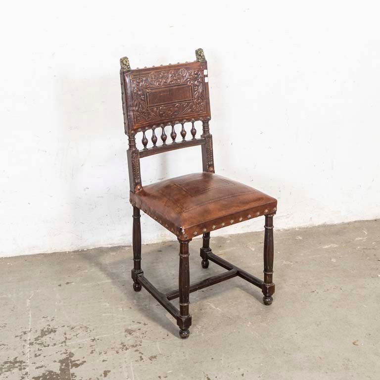 Lote anterior: Silla colonial tapizada en cuero repujado y punteros de bronce