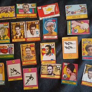 Lote siguiente: Lote de Figuritas de Fútbol y Publicidad Antigua