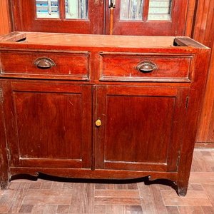 Lote siguiente: Aparador de Madera con 2 Puertas y 2 Cajones