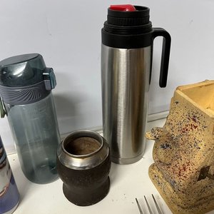 Lote de Utensilios de Cocina y Hogar: Termo, Mate, Cubiertos, Platos y Más - imagen 8