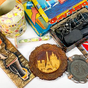 Lote Variado: Soportes para Plato, Juegos de Mesa, Juguetes de Playa y Recortes de Diario Vintage - imagen 2