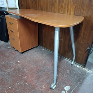 Escritorio moderno con cajonera giratoria y base para PC - imagen 8