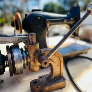 Máquina de Coser Antigua con Motor y Remachadora de Botones - imagen 3