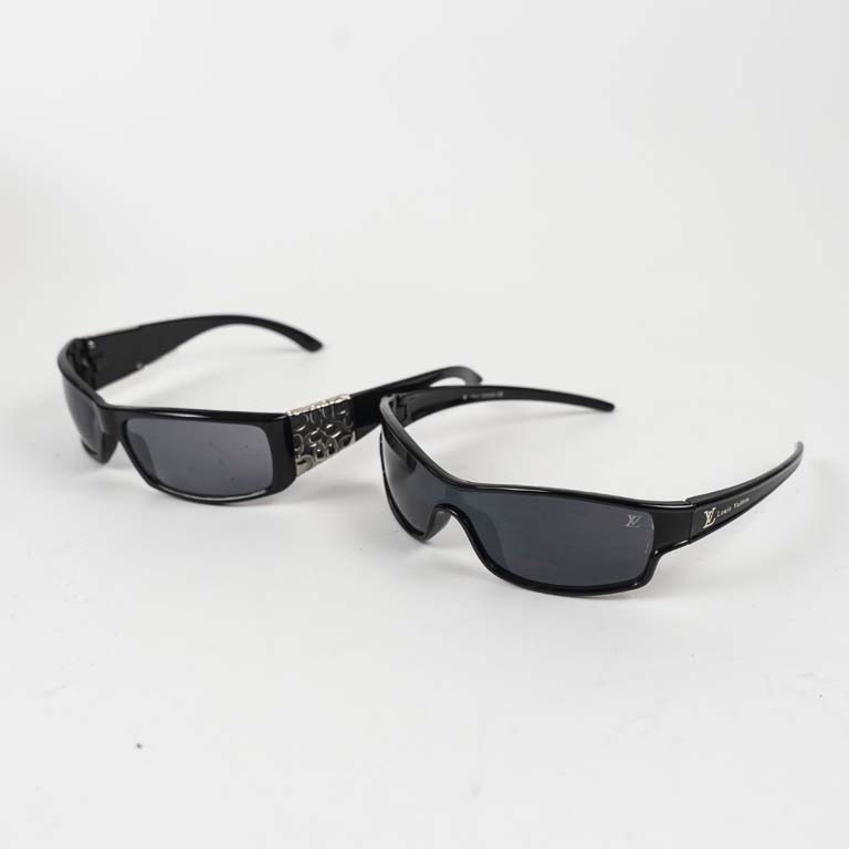 Lote siguiente: 2 Pares de Lentes de Sol con Detalles - Buen Estado