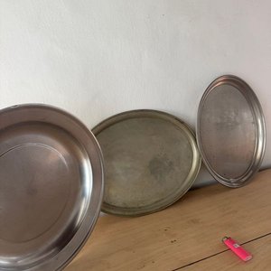 Lote de 3 Fuentes Metálicas Ovaladas y Redonda - imagen 1