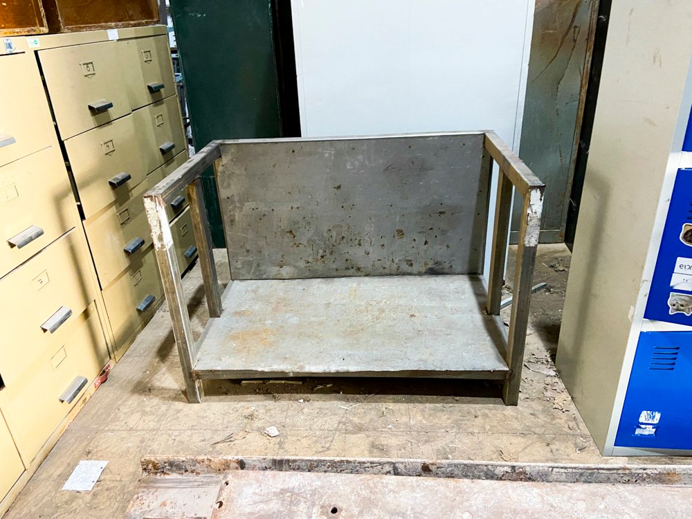 Lote anterior: Caja de madera y estantería metálica