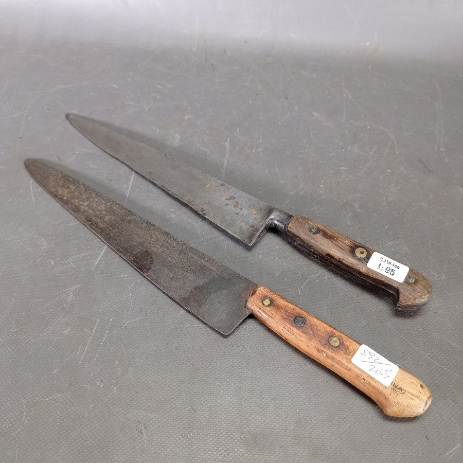 Dos cuchillos con mango en madera y remaches en bronce
