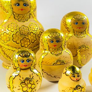 Muñecas Mamushka de Madera Doradas con Detalles Florales - imagen 3