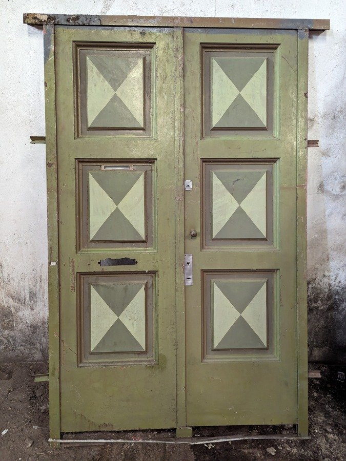 Lote anterior: Puerta antigua de hierro y chapa gruesa