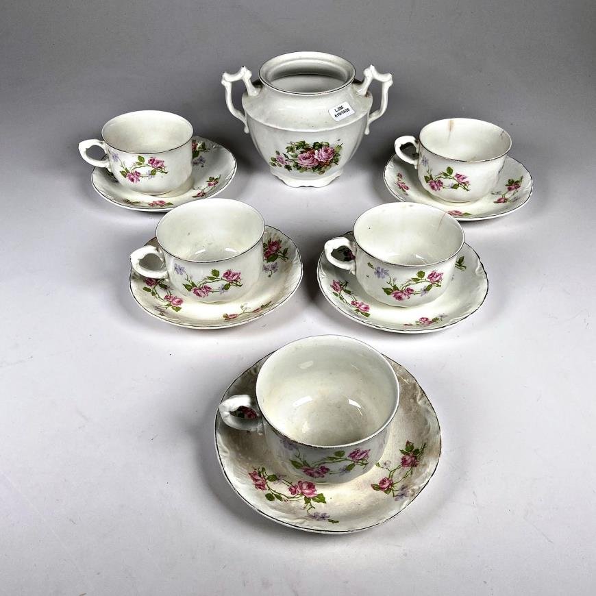 Juego de Loza Inglesa: Tazas de Té con Platillos y Azucarero Decorado con Rosas