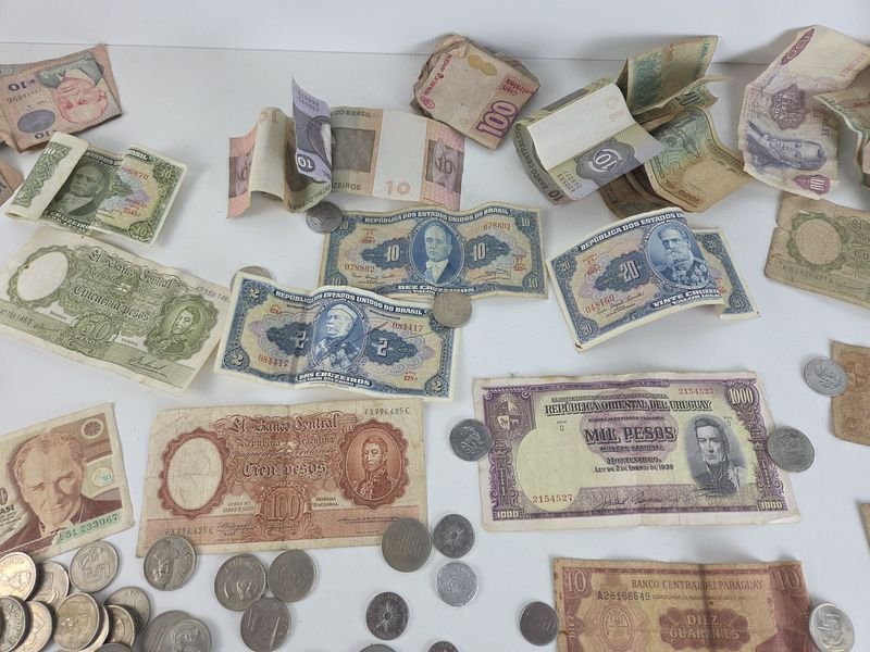 Gran lote de monedas, billetes y medalla conmemorando el centenario de la República Oriental del Uruguay - imagen 7