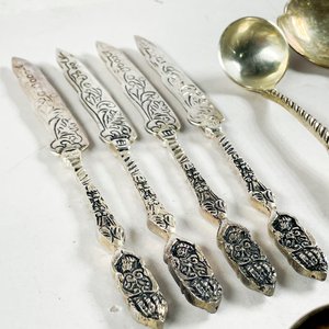 Veintisiete Piezas de Metal con Cabo Labrado: Cuchillos de Postre, Cucharas de Té y Pinza - imagen 5